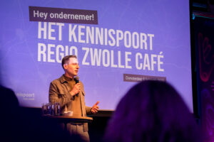 Foto van het Kennispoort Regio Zwolle Café. Met een spreker op het podium van dichtbij.