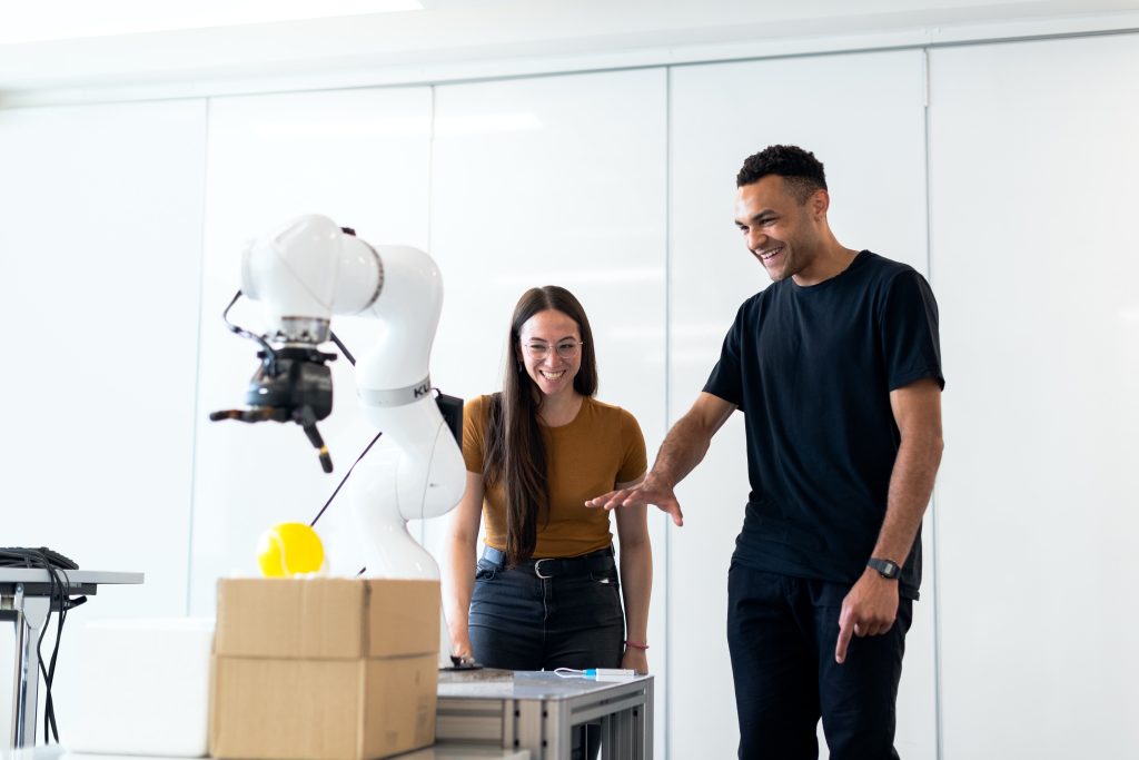 Stockfoto twee personen bij een robotarm